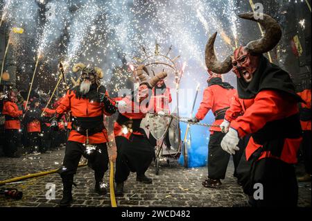 Correfocs (Feuerläufer) durch die Straßen von Sagunto beim traditionellen Festival der Lagerfeuer von San Antonio, Valencia, Spanien Stockfoto