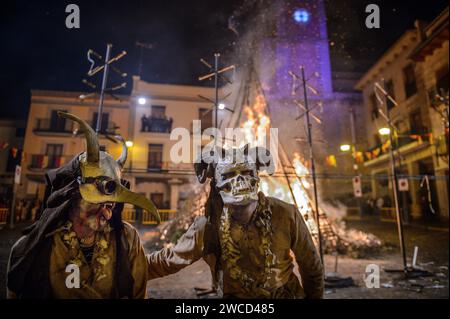 Correfocs (Feuerläufer) durch die Straßen von Sagunto beim traditionellen Festival der Lagerfeuer von San Antonio, Valencia, Spanien Stockfoto