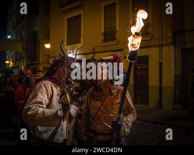 Correfocs (Feuerläufer) durch die Straßen von Sagunto beim traditionellen Festival der Lagerfeuer von San Antonio, Valencia, Spanien Stockfoto