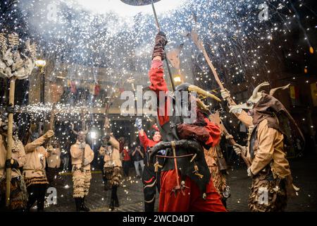 Correfocs (Feuerläufer) durch die Straßen von Sagunto beim traditionellen Festival der Lagerfeuer von San Antonio, Valencia, Spanien Stockfoto