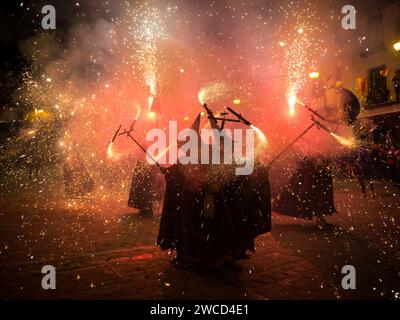 Correfocs (Feuerläufer) durch die Straßen von Sagunto beim traditionellen Festival der Lagerfeuer von San Antonio, Valencia, Spanien Stockfoto