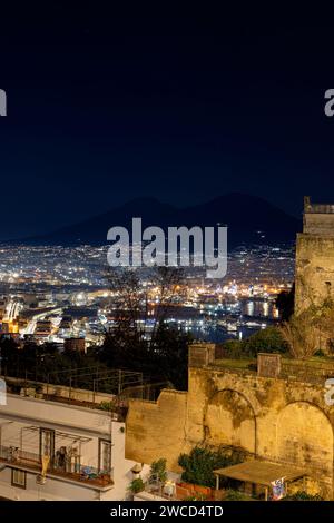 Nächtlicher Blick auf die Stadt Neapel, aufgenommen von San Martino in der Region Kampanien in Italien, mit Blick auf den Vesuv und den Hafen von Neapel Stockfoto