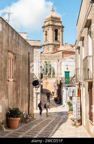 Erice, Sizilien, Italien - 24. September 2016: Touristen besuchen typische Geschäfte im historischen Zentrum von Erice, Provinz Trapani. Stockfoto