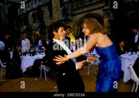 Die Commem Balls der Oxford University 1980er Jahre, die allgemein als May Ball bekannt sind, finden im Juni statt. Die Studenten des Magdalen College, am Morgen nach der Nacht davor. Oxford, England, ca. Juni 1985. HOMER SYKES Stockfoto