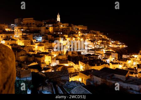 Nächtliche Aussicht mit Lichtern der Stadt, die Matera zeigt, eine italienische Stadt, die zum UNESCO-Weltkulturerbe gehört Stockfoto