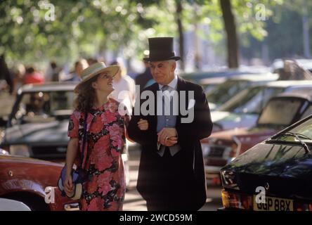 Buckingham Palace Gartenparty. Gäste, die die Mall nach der Gartenparty verlassen und hinunter laufen. Der eingeladene Vater darf von einer unverheirateten Tochter begleitet werden. London, England um die 1985 1980er Jahre, Großbritannien HOMER SYKES Stockfoto