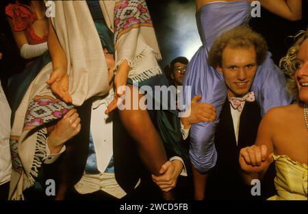 Junge Menschen 1980er Jahre Großbritannien. Oxford University Uni Studenten am Magdalen College May Ball - Commem Ball. Oxford, England Juni 1985, Vereinigtes Königreich HOMER SYKES Stockfoto