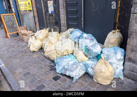 Kommerzieller Müll, der auf die Abholung wartet, Mons, Belgien Stockfoto