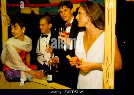 Darts auf einer Messe spielen, 1980er Jahre UK. Oxford University Commem Bälle, allgemein bekannt als May Ball, finden im Juni statt. Studenten genießen die Messe auf dem Gelände des College.Oxford, England Juni 1985. HOMER SYKES Stockfoto