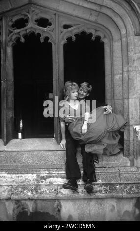 Am Morgen nach der Nacht vor den Studenten bei Sonnenaufgang nach einer allabendlichen Maiparty an der Oxford University. Oxford, England Juni 1985 1980, UK HOMER SYKES Stockfoto