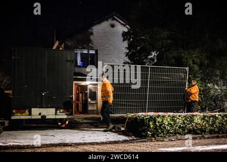 EERSEL - Zäune werden an einem Haus im nordbrabantischen Dorf Eersel errichtet, wo ein Bewohner bei einem Brand starb und ein Bewohner schwer verletzt wurde. Vier weitere Bewohner des Hauses am Voortseweg wurden verhaftet und der Brandstiftung verdächtigt. ANP ROB ENGELAAR niederlande aus - belgien aus Stockfoto