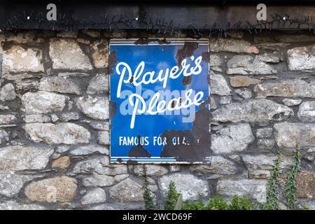 Altes rostendes Werbeschild aus Metall für Player's Cigarettes, an der Wand, Rathdrum, Co. Wicklow, Irland Stockfoto