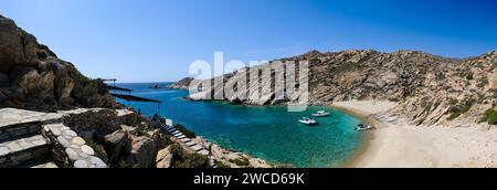 IOS, Griechenland - 15. September 2023 : Panoramablick auf einen der schönsten türkisfarbenen Strände Griechenlands, Tripiti Beach auf der Insel iOS Griechenland Stockfoto