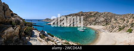 IOS, Griechenland - 15. September 2023 : Panoramablick auf einen der schönsten türkisfarbenen Strände Griechenlands, Tripiti Beach auf der Insel iOS Griechenland Stockfoto