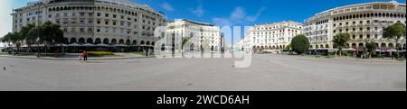 Thessaloniki, Griechenland - 22. September 2023 : Panoramablick auf den beliebten Hauptplatz der Stadt Thessaloniki, den Aristotelous-Platz Stockfoto