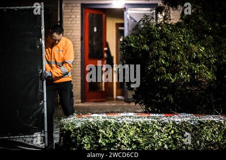 EERSEL - Zäune werden an einem Haus im nordbrabantischen Dorf Eersel errichtet, wo ein Bewohner bei einem Brand starb und ein Bewohner schwer verletzt wurde. Vier weitere Bewohner des Hauses am Voortseweg wurden verhaftet und der Brandstiftung verdächtigt. ANP ROB ENGELAAR niederlande aus - belgien aus Stockfoto