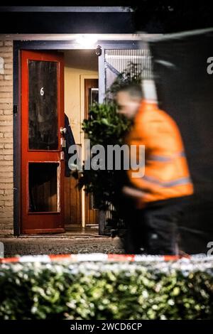 EERSEL - Zäune werden an einem Haus im nordbrabantischen Dorf Eersel errichtet, wo ein Bewohner bei einem Brand starb und ein Bewohner schwer verletzt wurde. Vier weitere Bewohner des Hauses am Voortseweg wurden verhaftet und der Brandstiftung verdächtigt. ANP ROB ENGELAAR niederlande aus - belgien aus Stockfoto