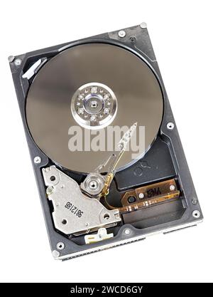 Die Festplatte des Computers ist geöffnet und zeigt die Platte Stockfoto