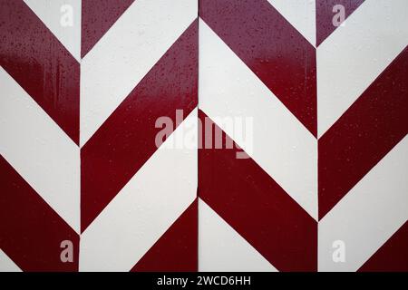 Teil einer alten Tür, rot-weiß gestrichen. In diesem Fall die Farben der Stadt Amersfoort. Stockfoto