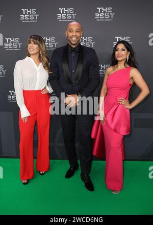 London, Großbritannien. Januar 2024. Duda Pavao, Thierry Henry und Reshmin Chowdhury kommen auf dem grünen Teppich vor den besten FIFA Football Awards 2023 im Apollo Theatre Hammersmith in London an. Picture (Paul Terry/Sportimage) Credit: Sportimage Ltd/Alamy Live News Stockfoto