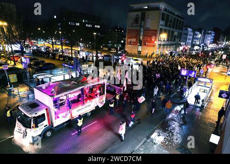 Essen, Deutschland. Januar 2024. Mehrere tausend Menschen demonstrieren in Essen unter dem Motto "Essen steht für sich". Quelle: David Young/dpa/Alamy Live News Stockfoto