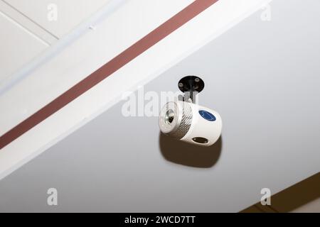 Halten Sie eine Wärmebildkamera isoliert über einem weißen Hintergrund Stockfoto