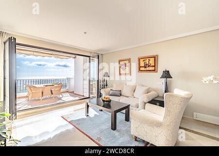 Ein luxuriöses Wohnzimmer mit offener Terrasse mit Blick auf das Mittelmeer Stockfoto