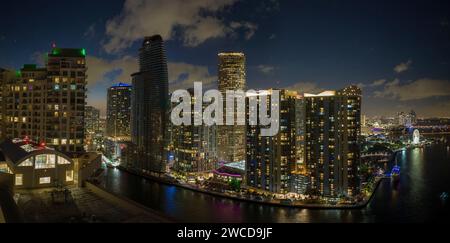 Das Stadtzentrum von Miami Brickell in Florida, USA, aus der Vogelperspektive. Hell erleuchtete Hochhäuser in der modernen amerikanischen Innenstadt Stockfoto