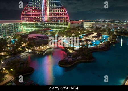 Blick aus der Vogelperspektive auf das gitarrenförmige Seminole Hard Rock Hotel and Casino in Hollywood, Florida Stockfoto