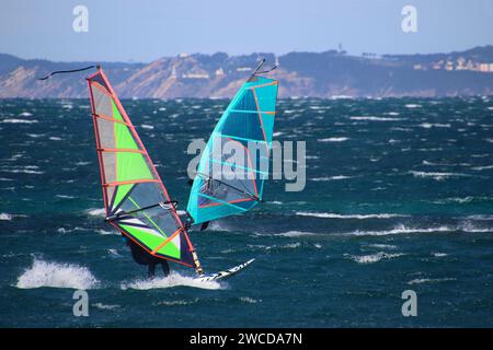 Windsurfen in Almanarre mit kleinen Segeln bei starkem Wind, Halbinsel Giens, Frankreich Stockfoto