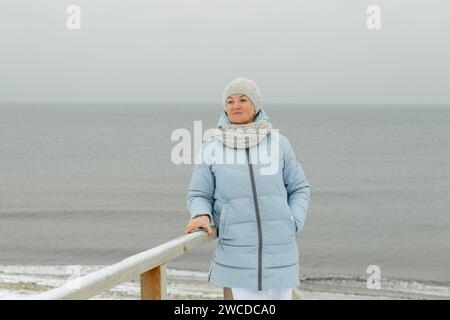 Porträt einer älteren Frau, die draußen am Meer steht. Stockfoto