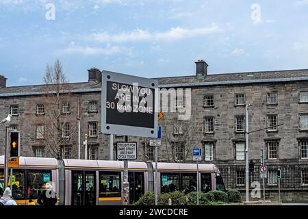 Das Geschwindigkeitsbegrenzungsschild auf College Green, Dublin, Irland. Stockfoto