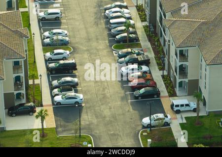 Appartement-Wohnwohnungen mit Parkplatz in Florida Vorstadt. Amerikanische Eigentumswohnungen als Beispiel der Immobilienentwicklung in USA subur Stockfoto