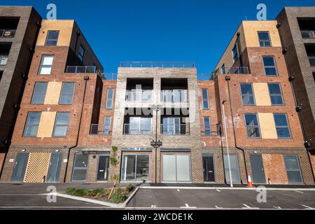 Sky Plaza neuer Block mit Wohnungen oder Wohnungen, gebaut vom Entwickler Bellway Homes in Farnborough, Hampshire, England, Großbritannien, fotografiert im Januar 2024 Stockfoto