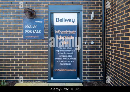 Rollstuhlgerechte Grundstücksfläche, die vom Entwickler von Bellway Homes in einer Wohnung oder Wohnung im Erdgeschoss in einer Neubausiedlung in England, Großbritannien angekündigt wurde Stockfoto