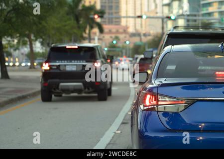 Autoverkehr Fahren auf der amerikanischen Straße mit Ampeln in Miami, Florida. Transport in den USA Stockfoto