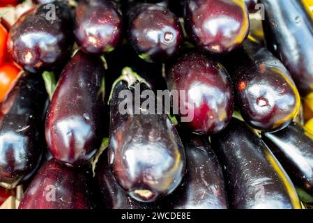 Eine lebendige und farbenfrohe Auswahl an frischem Obst und Gemüse, kunstvoll in ordentlichen Reihen auf einem geschäftigen Bauernmarkt angeordnet Stockfoto