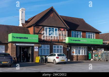 Der Co-operative oder Co-op Supermarkt in Four Marks Village, Hampshire, England, Großbritannien Stockfoto