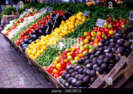 Eine lebendige und farbenfrohe Präsentation einer Vielzahl von frischem Obst und Gemüse, die ordentlich auf einem Stand angeordnet sind Stockfoto