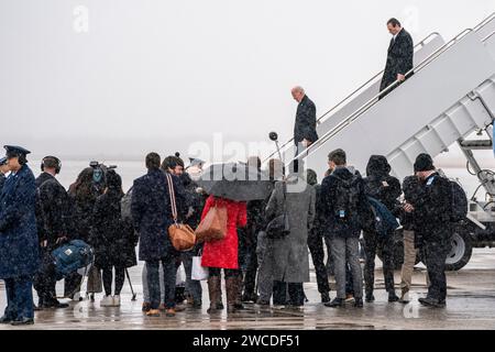 Washington, Usa. Januar 2024. Präsident Joe Biden verlässt die Air Force One am 15. Januar 2024 in Washington DC. Foto: Ken Cedeno/SIPA USA Credit: SIPA USA/Alamy Live News Stockfoto