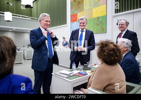 DEN HAAG – scheidender Staatssekretär Eric van der Burg (VVD, Justiz und Sicherheit) und Senator Martin van Rooijen (50PLUS) während der Erörterung des Streuungsgesetzes durch den Senat. Das Gesetz des scheidenden Staatssekretärs Eric van der Burg (VVD, Justiz und Sicherheit) muss eine gleichmäßigere Verteilung der Asylbewerber im ganzen Land gewährleisten und es in extremen Fällen ermöglichen, die Kommunen zur Aufnahme von Asylbewerbern zu zwingen. ANP RAMON VAN FLYMEN niederlande aus - belgien aus Stockfoto