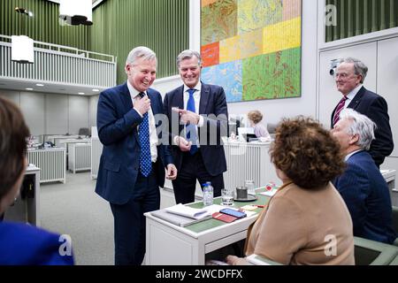 DEN HAAG – scheidender Staatssekretär Eric van der Burg (VVD, Justiz und Sicherheit) und Senator Martin van Rooijen (50PLUS) während der Erörterung des Streuungsgesetzes durch den Senat. Das Gesetz des scheidenden Staatssekretärs Eric van der Burg (VVD, Justiz und Sicherheit) muss eine gleichmäßigere Verteilung der Asylbewerber im ganzen Land gewährleisten und es in extremen Fällen ermöglichen, die Kommunen zur Aufnahme von Asylbewerbern zu zwingen. ANP RAMON VAN FLYMEN niederlande aus - belgien aus Stockfoto