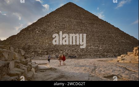 Der Pyramidenkomplex von Gizeh (Nekropole von Gizeh) am Nachmittag zeigt die drei Hauptpyramiden in Gizeh, Ägypten, zusammen mit Nebenpyramiden Stockfoto