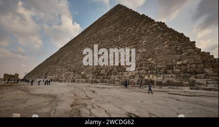 Der Pyramidenkomplex von Gizeh (Nekropole von Gizeh) am Nachmittag zeigt die drei Hauptpyramiden in Gizeh, Ägypten, zusammen mit Nebenpyramiden Stockfoto