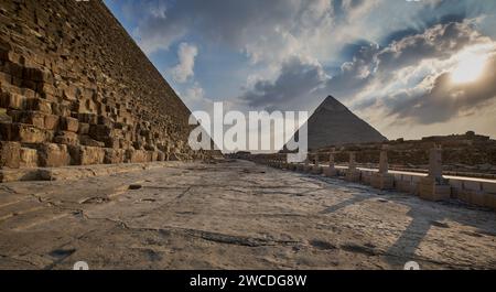 Der Pyramidenkomplex von Gizeh (Nekropole von Gizeh) am Nachmittag zeigt die drei Hauptpyramiden in Gizeh, Ägypten, zusammen mit Nebenpyramiden Stockfoto