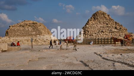 Der Pyramidenkomplex von Gizeh (Nekropole von Gizeh) am Nachmittag zeigt die drei Hauptpyramiden in Gizeh, Ägypten, zusammen mit Nebenpyramiden Stockfoto