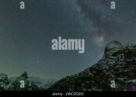 Milchstraßengalaxie mit Sternen in der Nacht über den Schneebergen in den europäischen Alpen, Deutschland, Europa Stockfoto