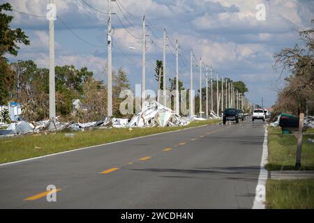 Metallschrott am Straßenrand, der durch Hurrikans schwer beschädigte Häuser in Florida Wohngebieten verursacht wurde. Die Folgen der Naturkatastrophe Stockfoto