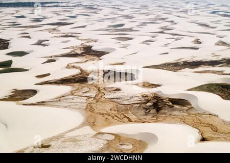 Luftaufnahme der Sand- und Wasserdünen im Nationalpark Lençóis Maranhenses, Maranhao, Brasilien. Stockfoto