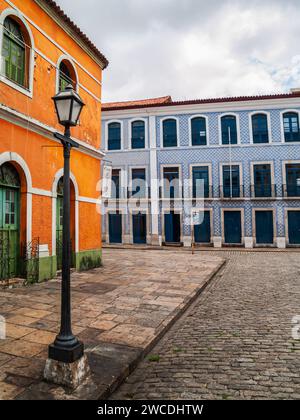 Straße im historischen Zentrum der brasilianischen Stadt São Luis mit farbigen Kolonialhäusern. Stockfoto